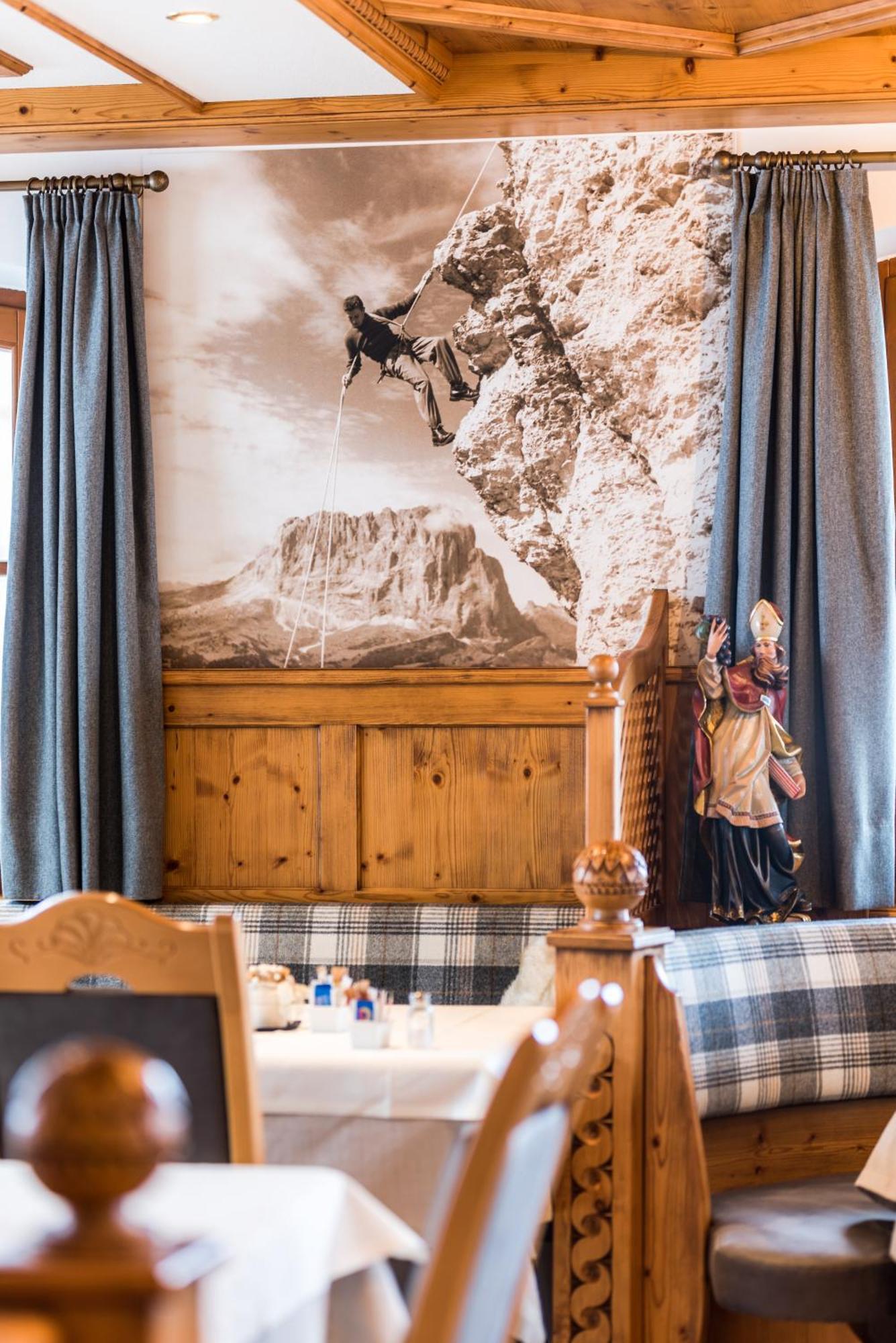 Garni Hotel Iris Selva di Val Gardena Exterior foto
