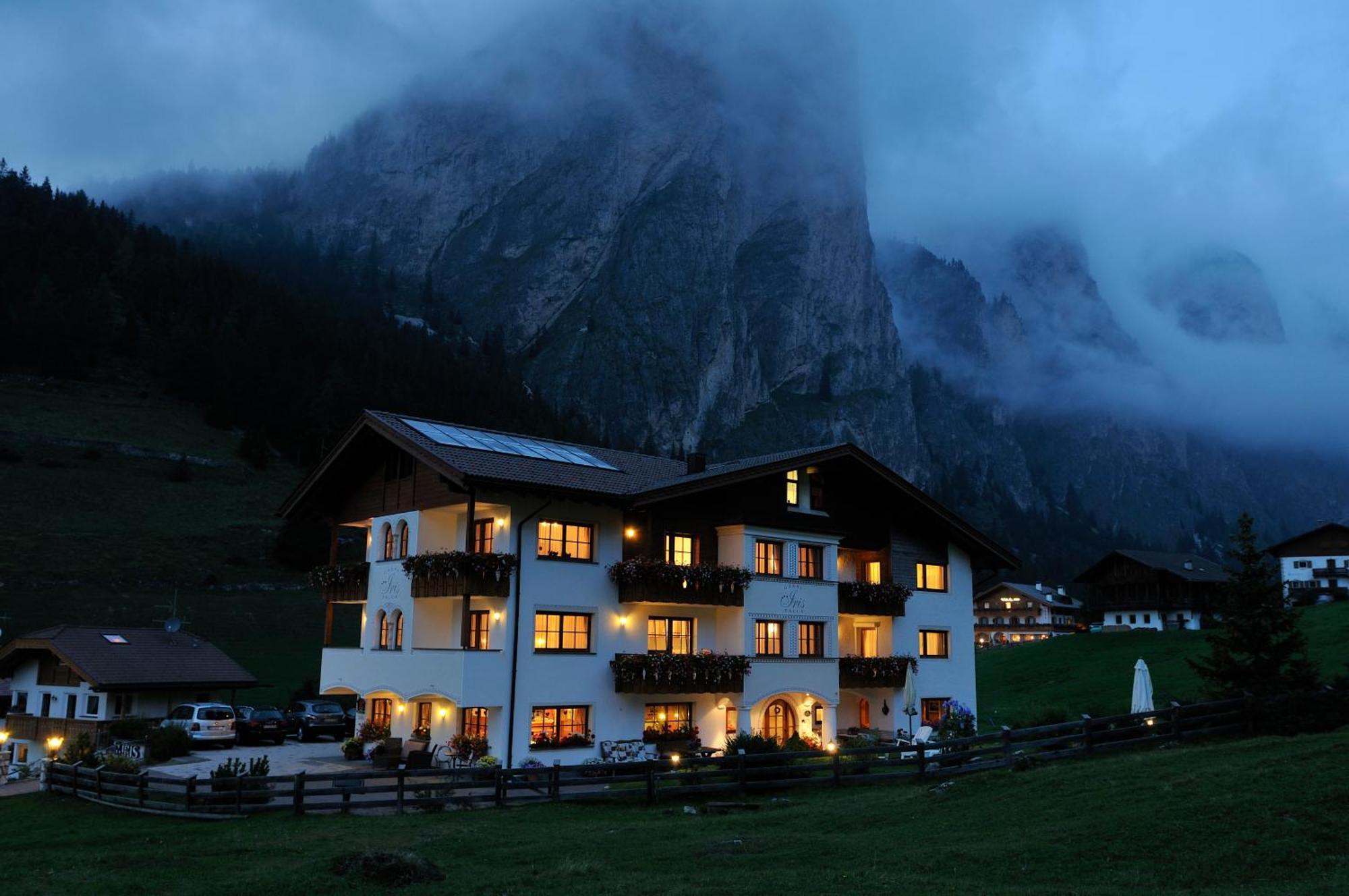 Garni Hotel Iris Selva di Val Gardena Exterior foto